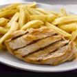Pechuga de pollo con patatas fritas