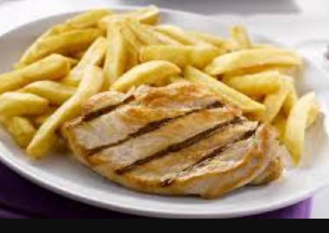 Pechuga de pollo con patatas fritas