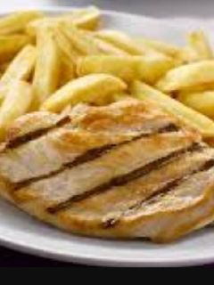Una foto de Pechuga de pollo con patatas fritas