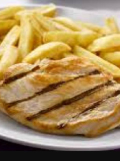 Una foto de Pechuga de pollo con patatas fritas