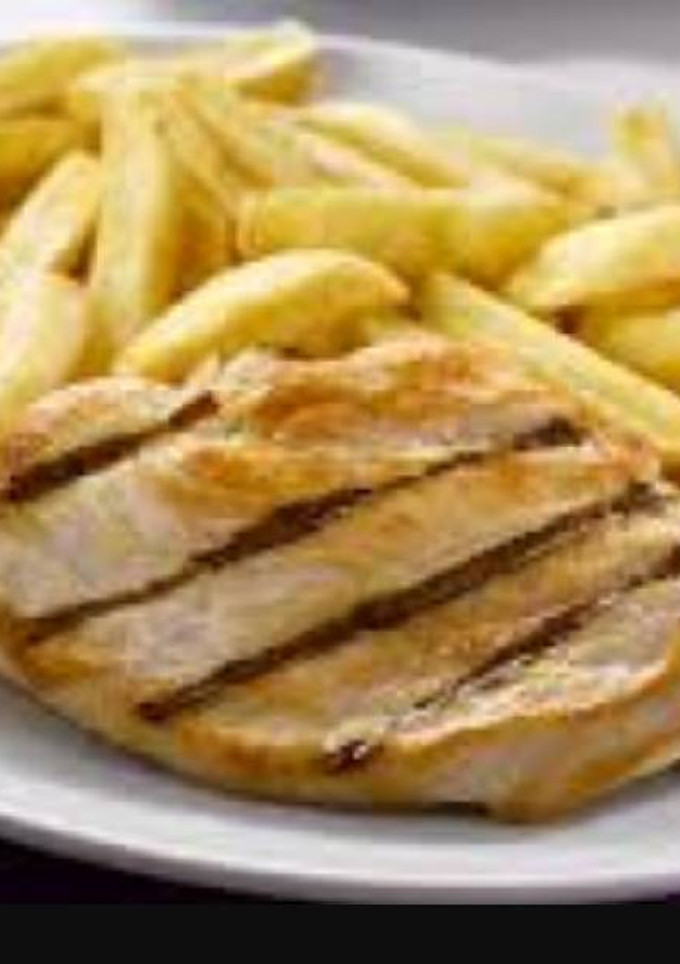 Una foto de Pechuga de pollo con patatas fritas