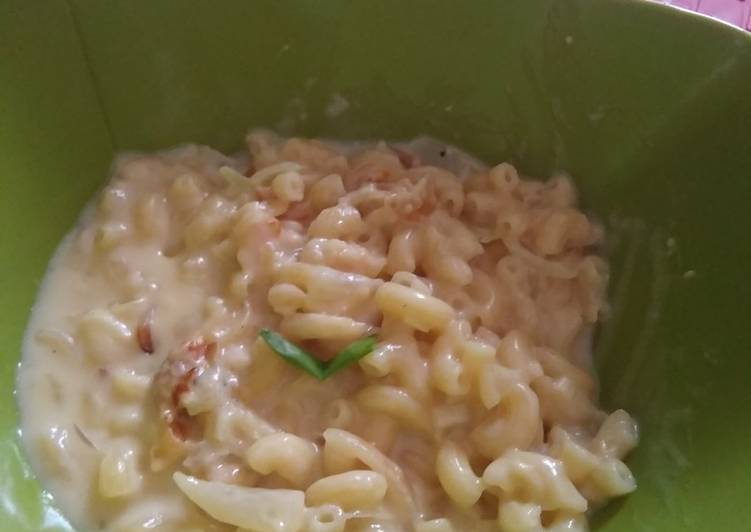 Macaroni cream soup