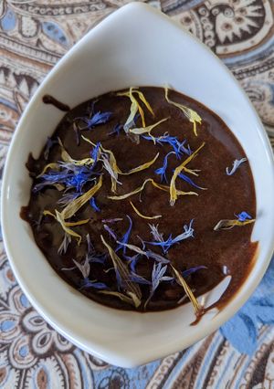 Une photo de Mousse au chocolat à la verveine et aux fleurs séchées