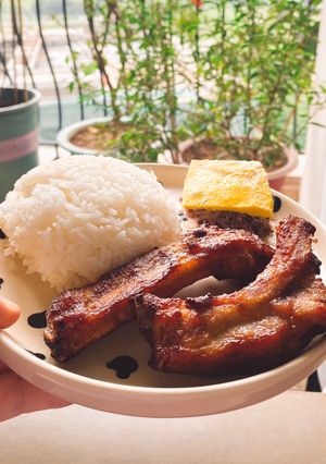 Hình của món Cơm sườn nướng chả trứng.