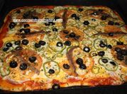 Una foto de pizza con soda