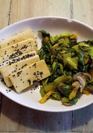 Una foto de Wok de verduras y tofu