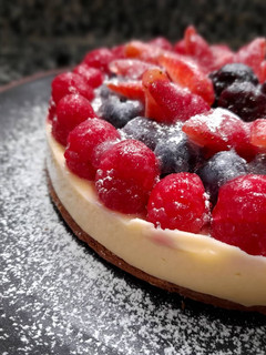 Una foto de Tarta de crema y frutos rojos