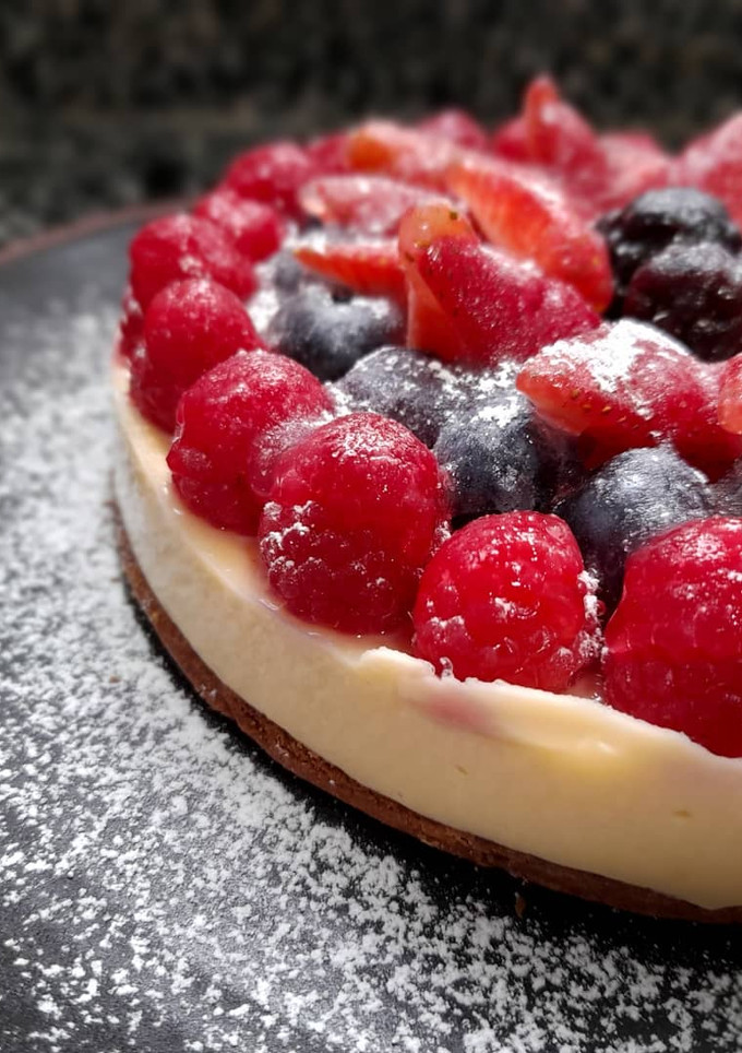 Una foto de Tarta de crema y frutos rojos