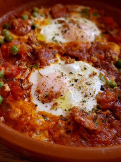 Una foto de Cazuela de chorizo picante y huevos con guisantes
