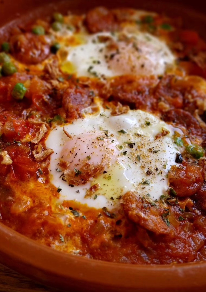 Una foto de Cazuela de chorizo picante y huevos con guisantes