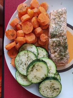 Una foto de Salmón con verduras, limón y eneldo al lekué