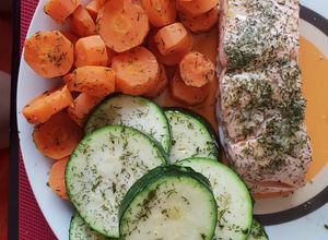 Foto principal de Salmón con verduras, limón y eneldo al lekué