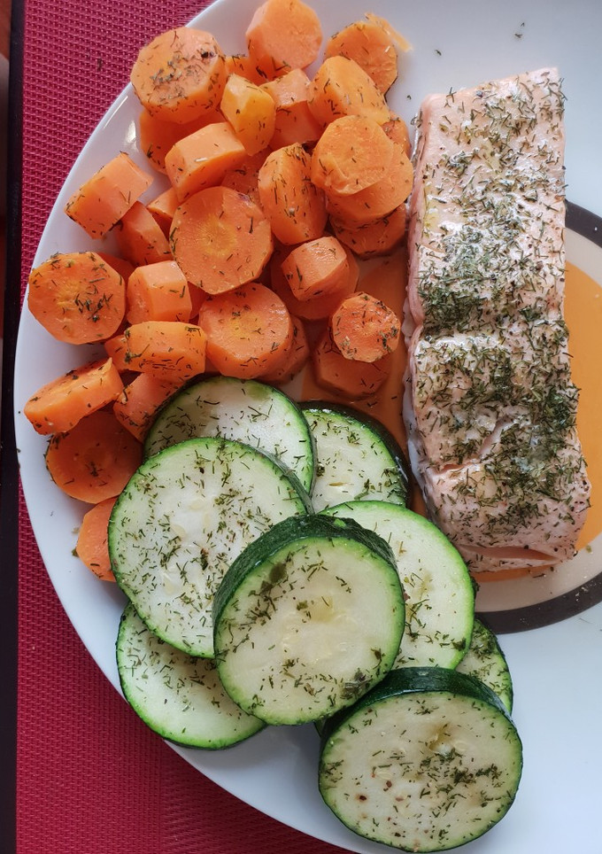 Una foto de Salmón con verduras, limón y eneldo al lekué