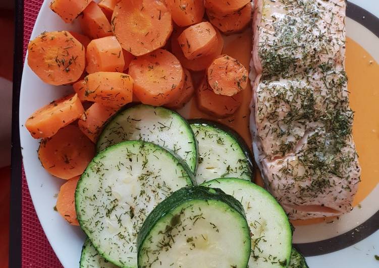 Salmón con verduras, limón y eneldo al lekué
