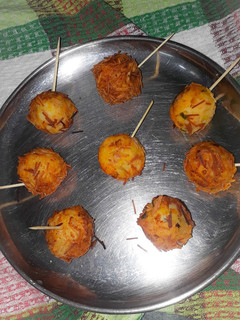 இட்லி பாப்ஸ் மற்றும் இட்லி போண்டா (Idli pops & idli bonda recipe in tamil) செய்முறை முக்கிய புகைப்படம்