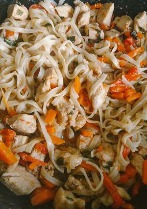 Фото Лапша Удон с овощами и курицей.