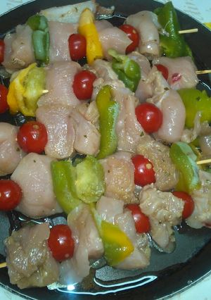 Foto di Spiedini di pollo e verdure.