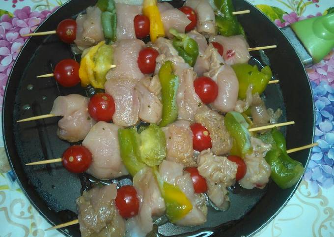 Spiedini di pollo e verdure.