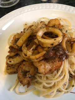 Una foto de Espaguetis con calamares y gambas