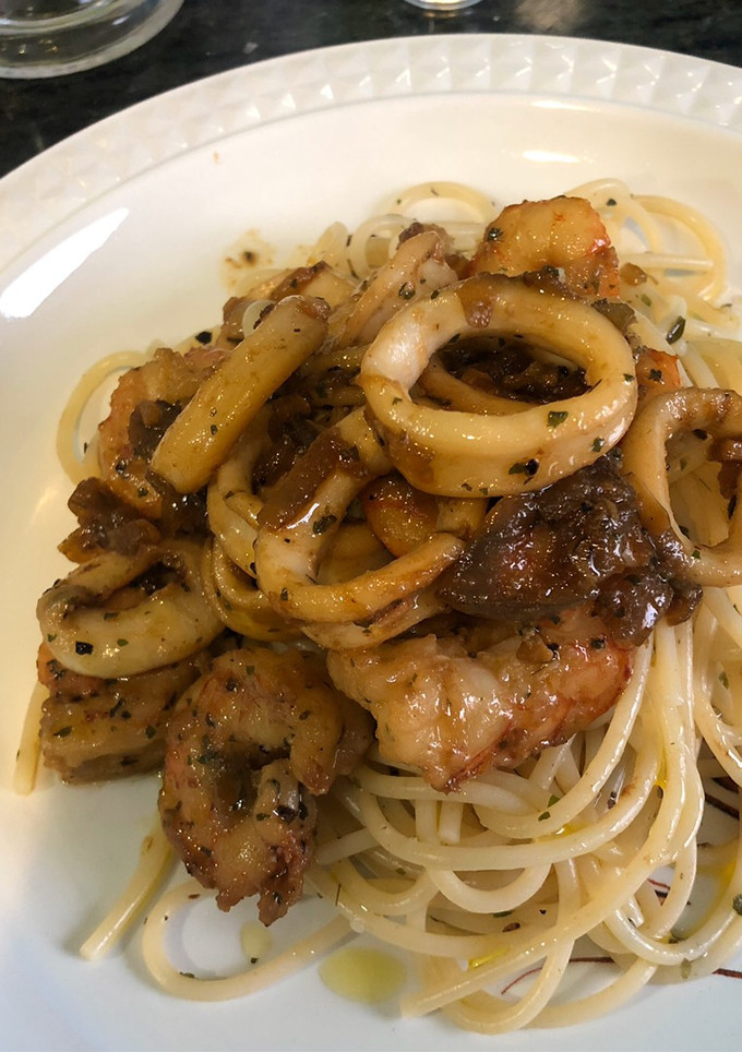 Una foto de Espaguetis con calamares y gambas