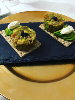 Una foto de Tartar de salmón y aguacate 🥑