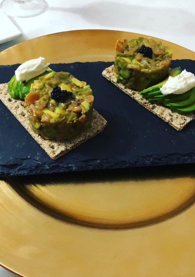 Una foto de Tartar de salmón y aguacate 🥑