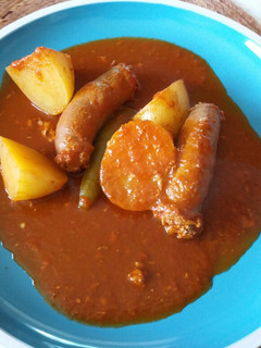Una foto de Longaniza en salsa con papas
