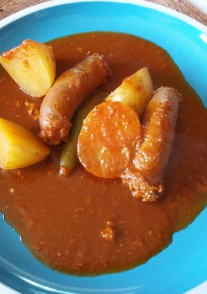 Una foto de Longaniza en salsa con papas