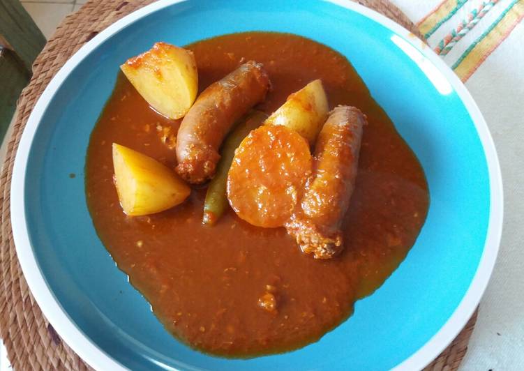 Longaniza en salsa con papas