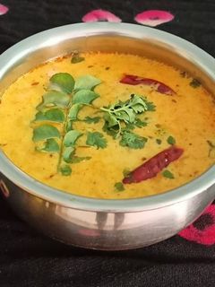 ગાંઠિયાની કઢી (Ganthiya Kadhi Recipe In Gujarati) રેસીપી મુખ્ય ફોટો