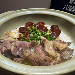 A picture of Rice with Aged duck legs and Chinese sausages.