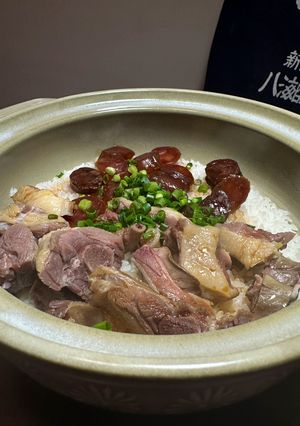 A picture of Rice with Aged duck legs and Chinese sausages.