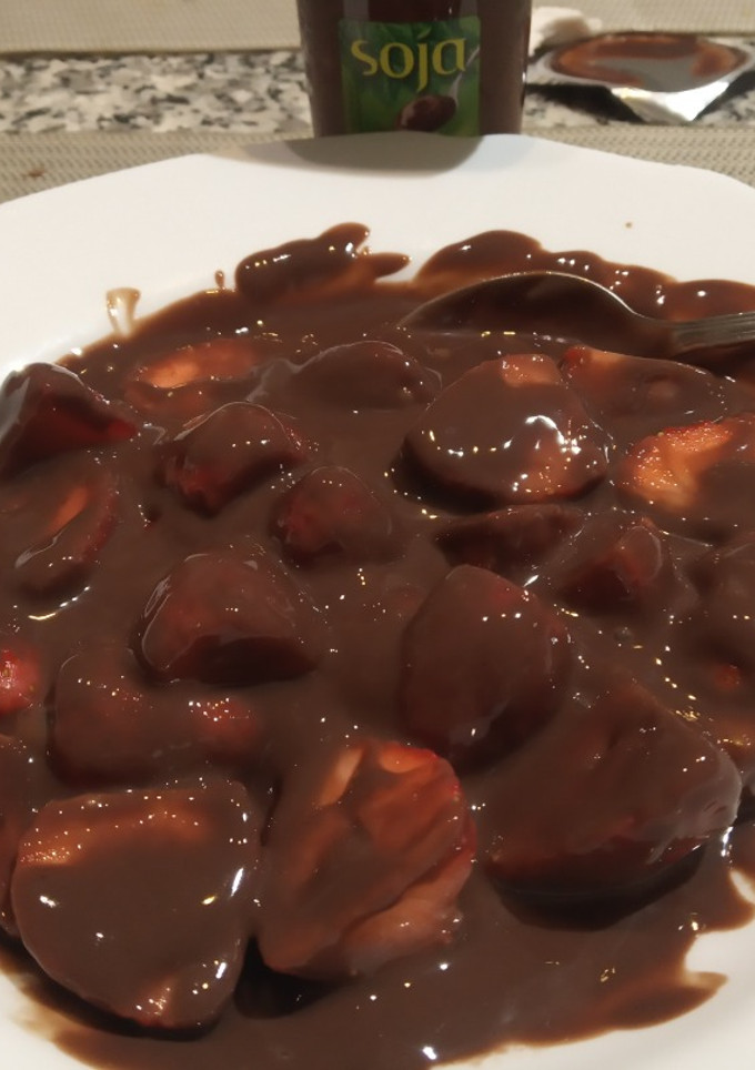 Una foto de Fresas con crema de chocolate de soja