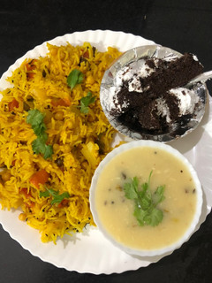 પુલાવ અને કઢી (Pulav Curry Recipe In Gujarati) રેસીપી મુખ્ય ફોટો