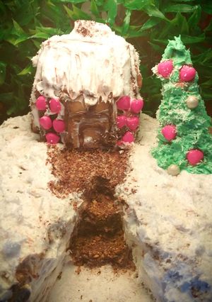صورة لوصفة كيكة الفواكه الجافة بشكل بيت مغطى بالثلج 🎄🎄