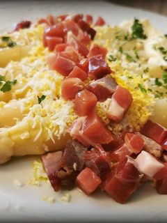 Una foto de Espárragos con Jamón Ibérico y Huevo cocido picado