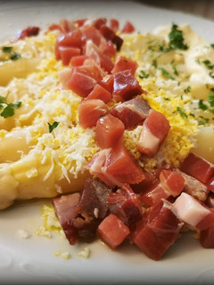 Una foto de Espárragos con Jamón Ibérico y Huevo cocido picado