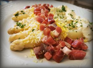 Foto principal de Espárragos con Jamón Ibérico y Huevo cocido picado