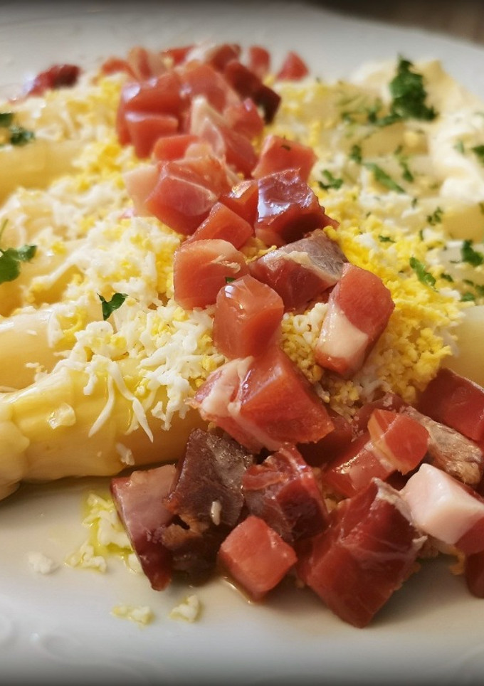 Una foto de Espárragos con Jamón Ibérico y Huevo cocido picado