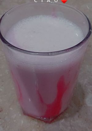 A picture of Strawberry shake 🍓.