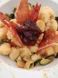 Gnocchetti di ceci al pesto di rucola scalogno caramel e becon