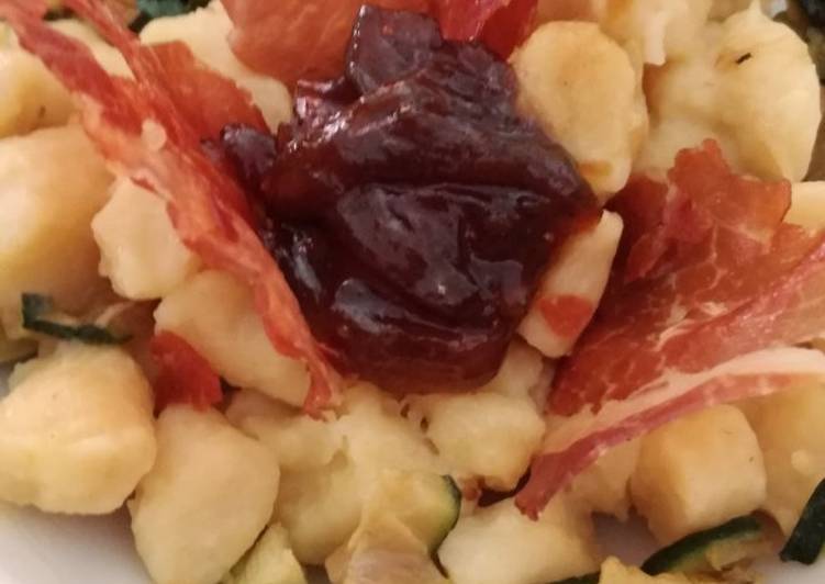 Easiest Way to Prepare Premiato Gnocchetti di ceci al pesto di rucola scalogno caramel e becon
