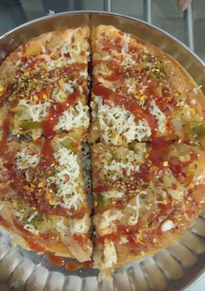 पिज़्ज़ा (Pizza recipe in hindi) रेसिपी मुख्य फोटो