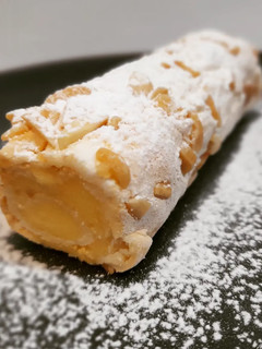 Una foto de Bracito de gitano de merengue relleno de crema de limón