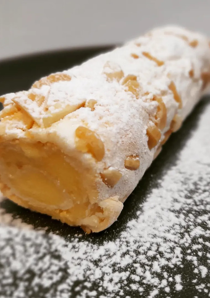 Una foto de Bracito de gitano de merengue relleno de crema de limón