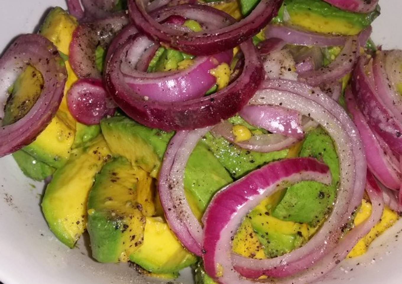 Ensalada de aguacate con cebolla