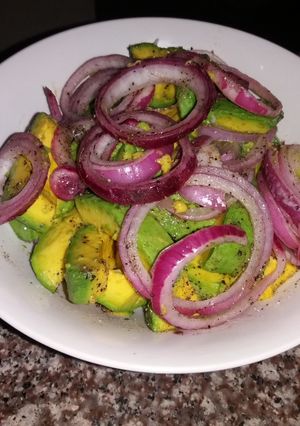 Una foto de Ensalada de aguacate con cebolla
