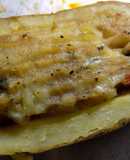 Papas rellenas con queso azul y ají asado - dos cocciones