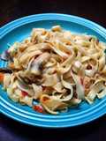 Pasta fresca, salsa de setas y tomates