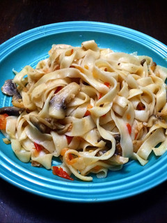 Una foto de Pasta fresca, salsa de setas y tomates
